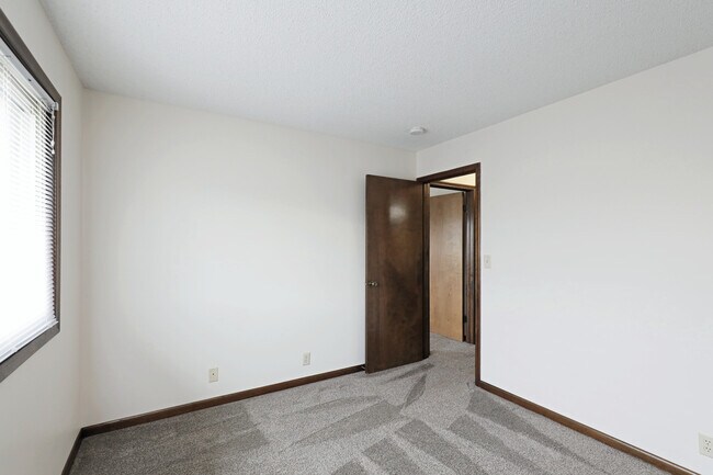 Building Photo - 6011 Queens Dr