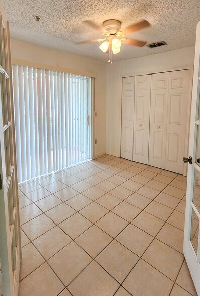 Building Photo - Beautiful 3 bdrm 2 bath botom floor condo available now!