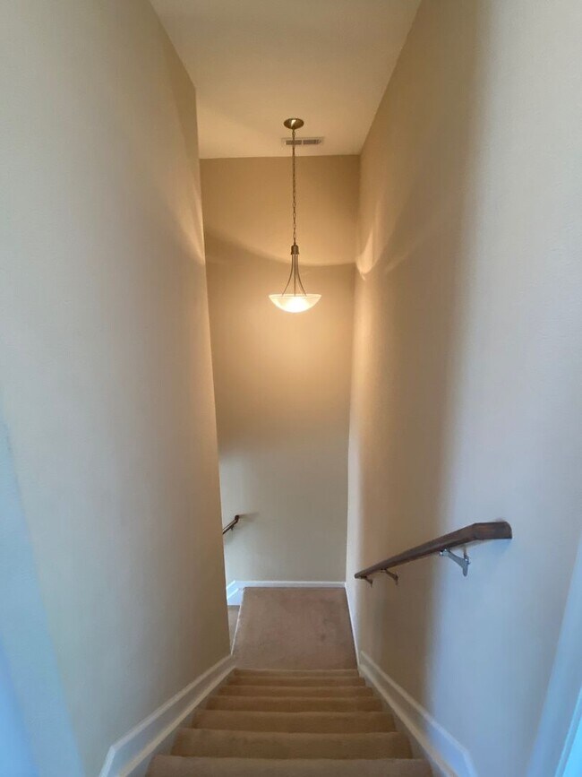 Building Photo - 4BD/3.5BA Gorgeous End Unit Townhouse with...