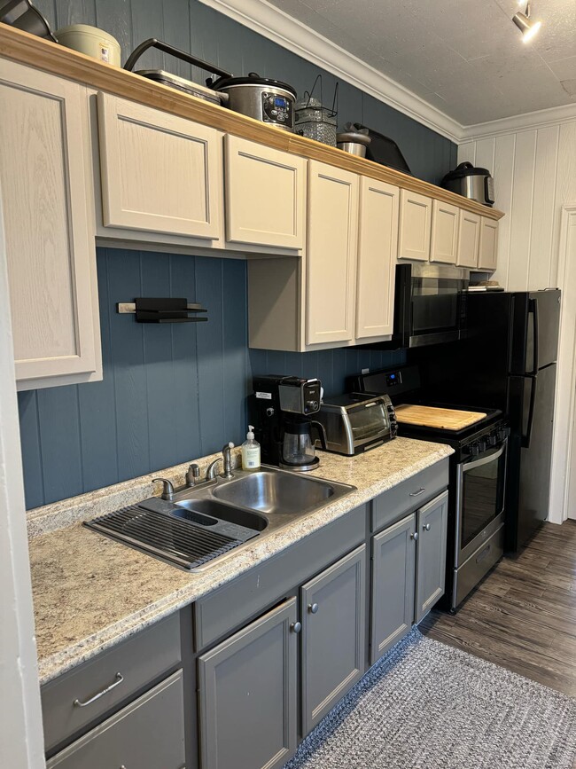 Building Photo - 303 S Main St