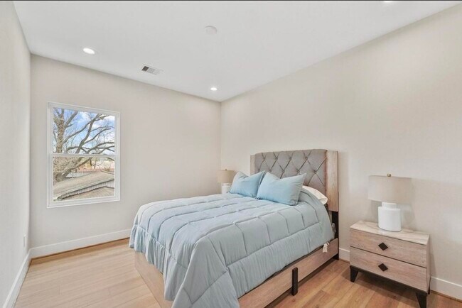 Building Photo - 835E Dorchester St