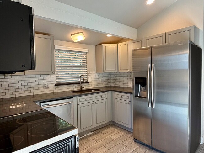 Building Photo - Spacious 4 bedroom, 3 bathroom home in the heart of Aurora is ready for immediate move in! Conven...