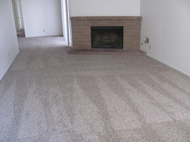 Building Photo - Charming 3 Bedroom, 2 Bath Halfplex in Southwest Woodland