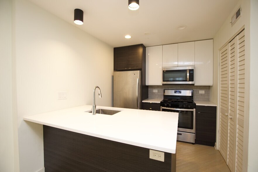 Building Photo - 843 W Grace St