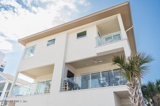 Building Photo - 114 12th Ave S