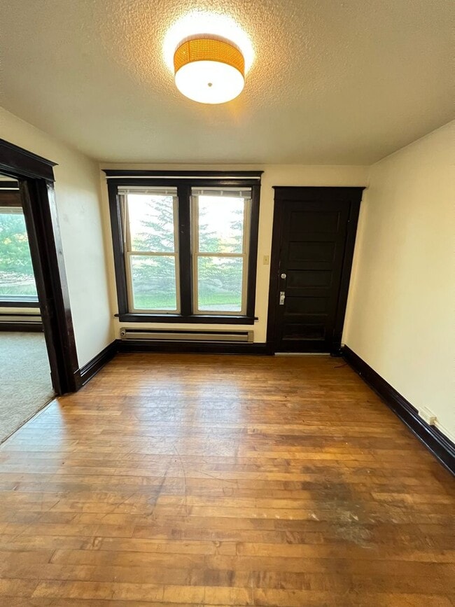 Building Photo - 910 N 22nd Ave W