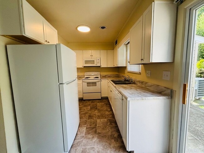 Building Photo - 2 Bedroom, 1.5 Bath Townhouse