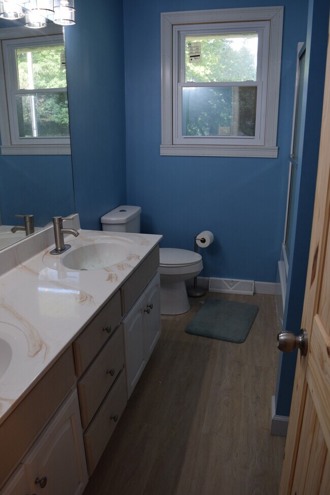 Building Photo - 999 Sunnyside Rd