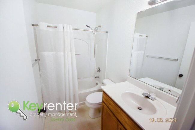 Building Photo - Charming 3 bed 2 bath home with spacious b...
