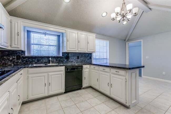 Building Photo - 4444 Hartford Dr