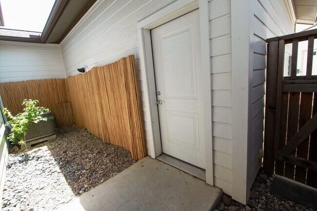 Building Photo - Beautiful 3 Bed / 2.5 Bath Home in Mueller