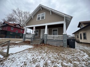 Building Photo - 3 bedroom 2 bath house in Rock Island