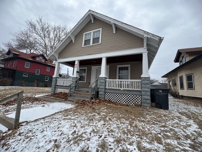 Primary Photo - 3 bedroom 2 bath house in Rock Island