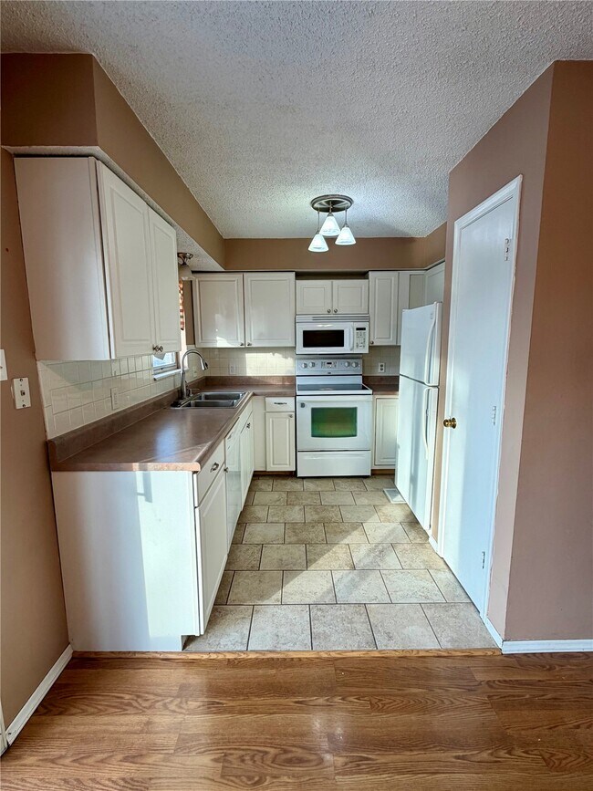 Building Photo - 895 Delray Dr