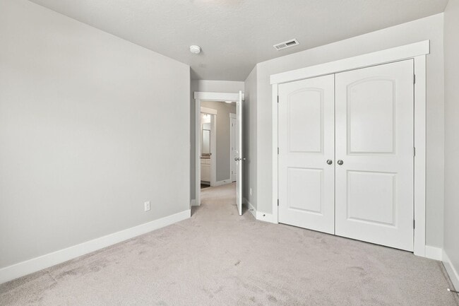 Building Photo - Great 3 Bed 3.5 Bath Townhome in Bluffdale!!