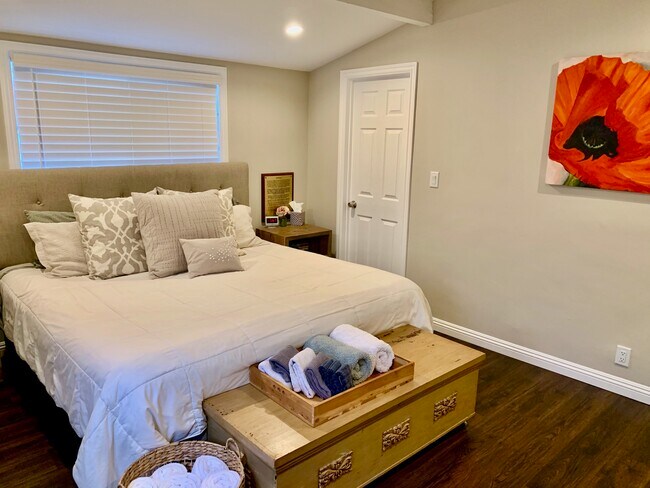 Primary bedroom - 900 N El Molino Ave.