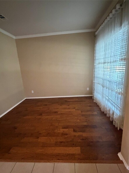 Building Photo - 11490 La Grange Dr