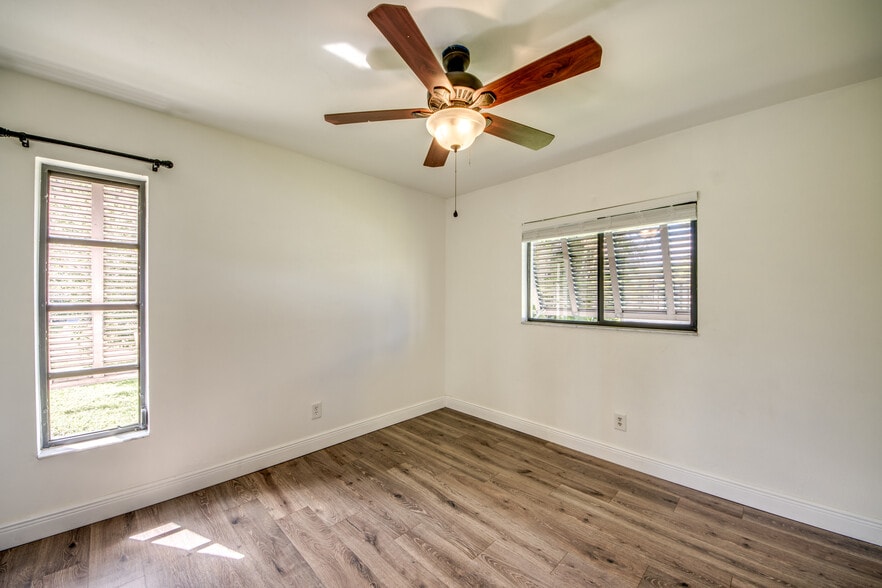 2nd bedroom with ceiling fan and plenty of light.. - 2316 Everest Pky