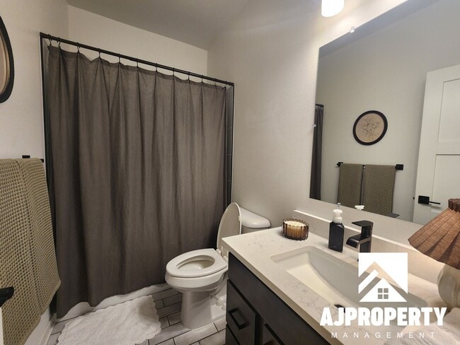 Building Photo - 5304 S Spirea Ave