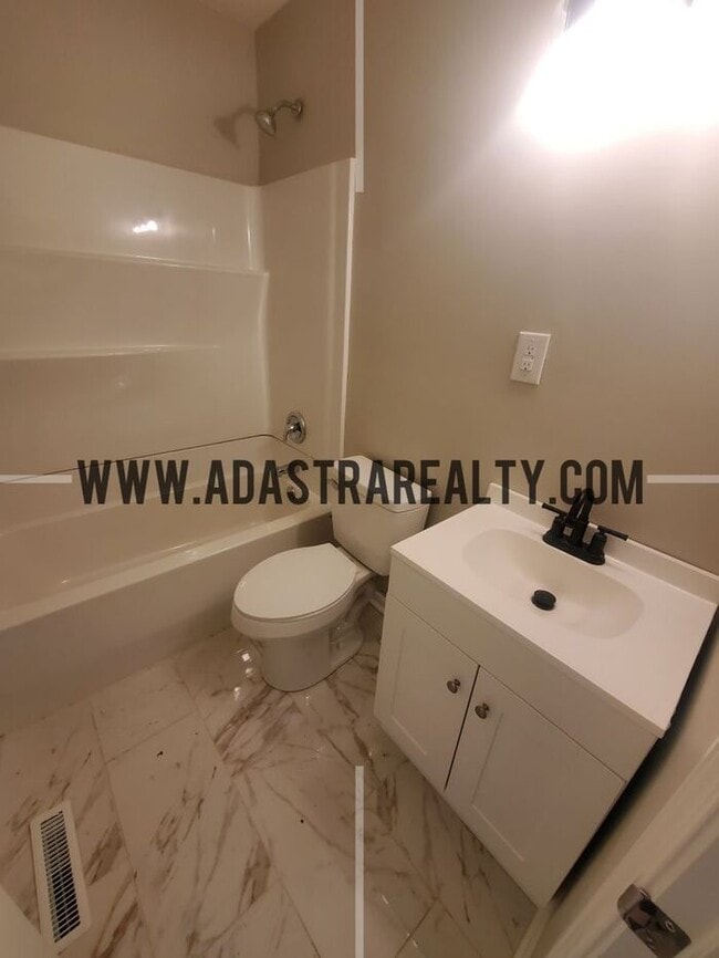 Building Photo - Completely Renovated Duplex in KCK, Beautiful Finishings-Available in MAY!!