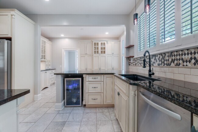 Building Photo - 1253 Magnolia Curve