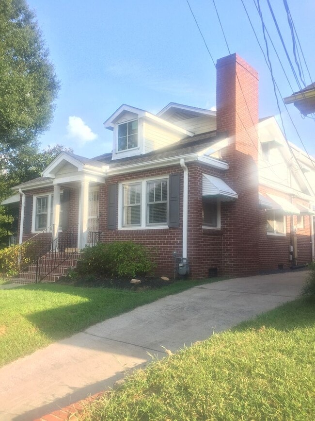 Building Photo - 5 Bedroom 3.5 Bath Brick home in Downtown ...