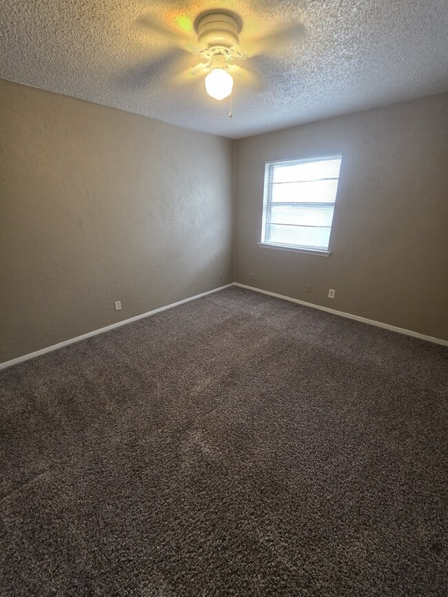 Building Photo - 3 bed 2 bath townhome, 2 car garage