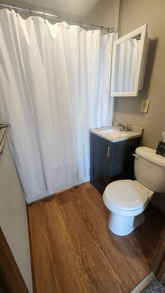 Building Photo - 2 Bedroom, 1 Bathroom Single Family Home - Available April 1st!