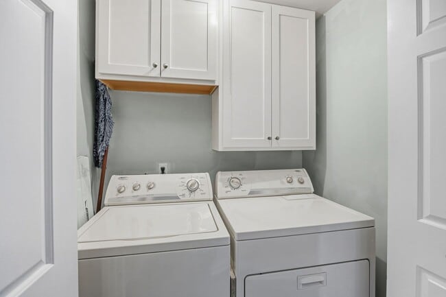 Building Photo - Modern Comfort & Convenience in Regents Green Townhome