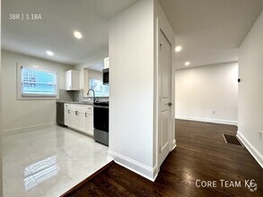 Building Photo - 3 Bedroom 1.5 Bath Split Level Townhome in...