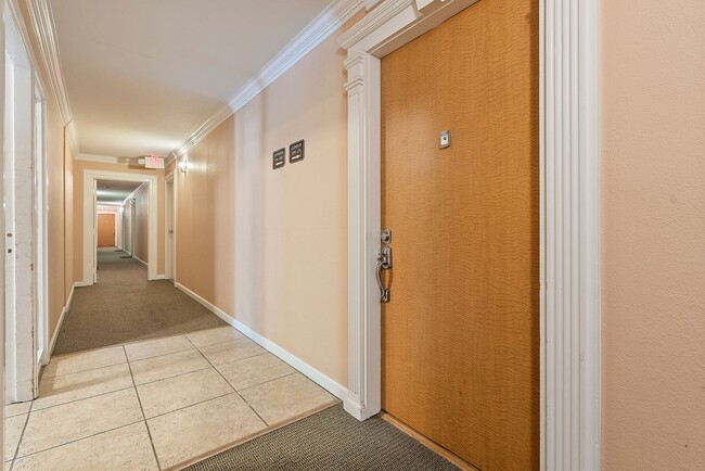 Building Photo - Best Building on the Block || 1 Bedroom Co...