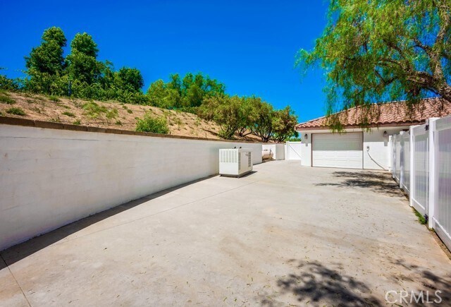 Building Photo - 39555 Ave Bonita