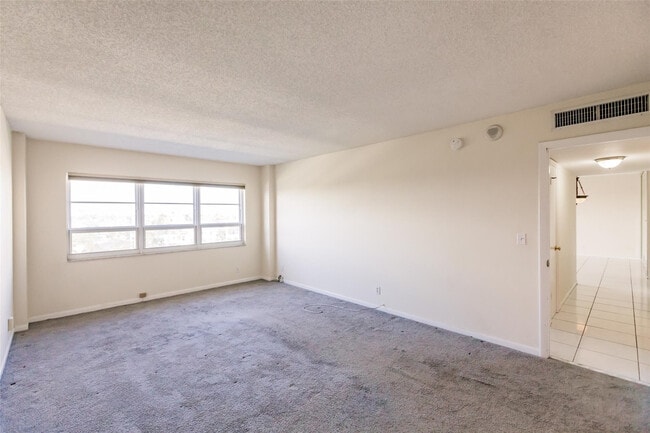 Building Photo - 340 Sunset Dr