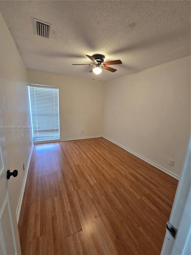 Building Photo - 6252 Highland Ct