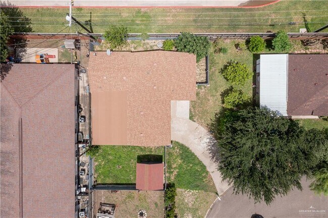 Building Photo - 17 Village Square