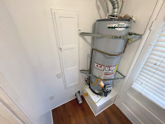 Building Photo - 3bd/1ba home in Rosewood. Huge backyard and 2 car garage!!