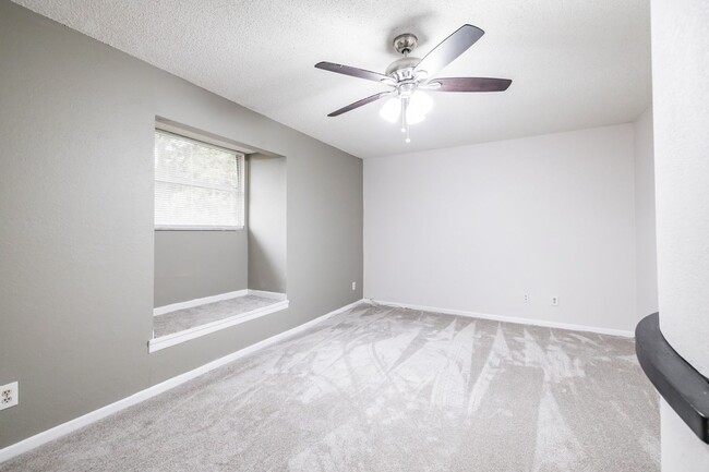 Building Photo - 3/2 Palm Harbor Townhouse AVAILABLE NOW!