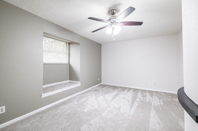 Building Photo - UPDATED PRICE! 3/2 Palm Harbor Townhouse