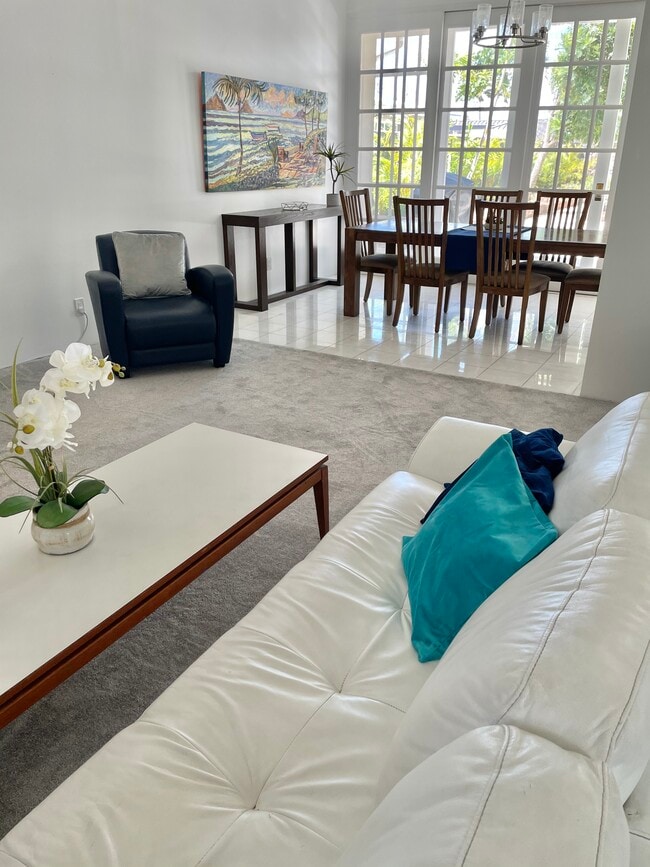 Living room - 335 Wailupe Cir