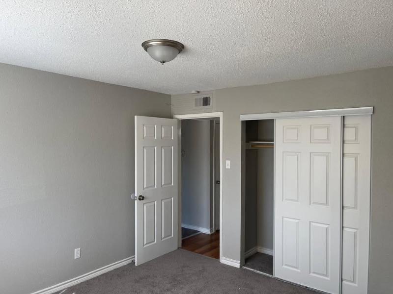 Building Photo - 5625 Antoine Dr