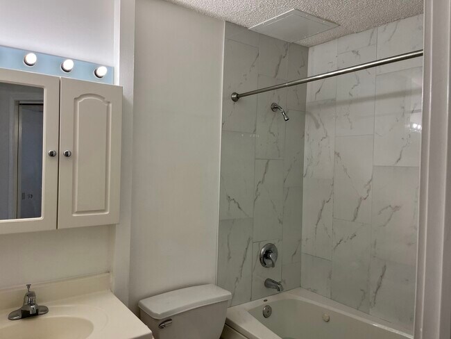 Building Photo - 1750 N Marywood Ave