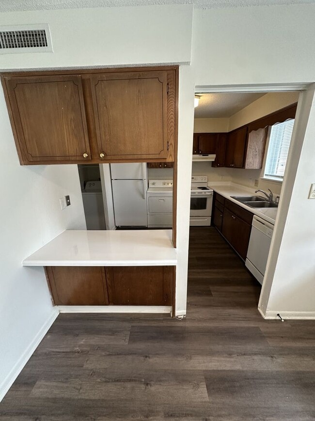 Building Photo - 3 Bedroom 2.5 Bathroom Condo!