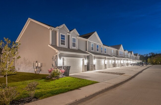 Building Photo - Twin Gates Townhomes - Interior Unit