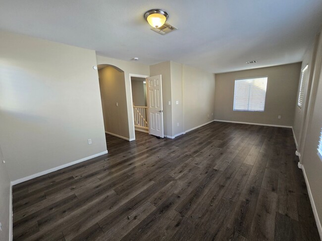 Building Photo - 3 BED, 2 1/2 BATH, 2 CAR GARAGE 2 STORY HO...