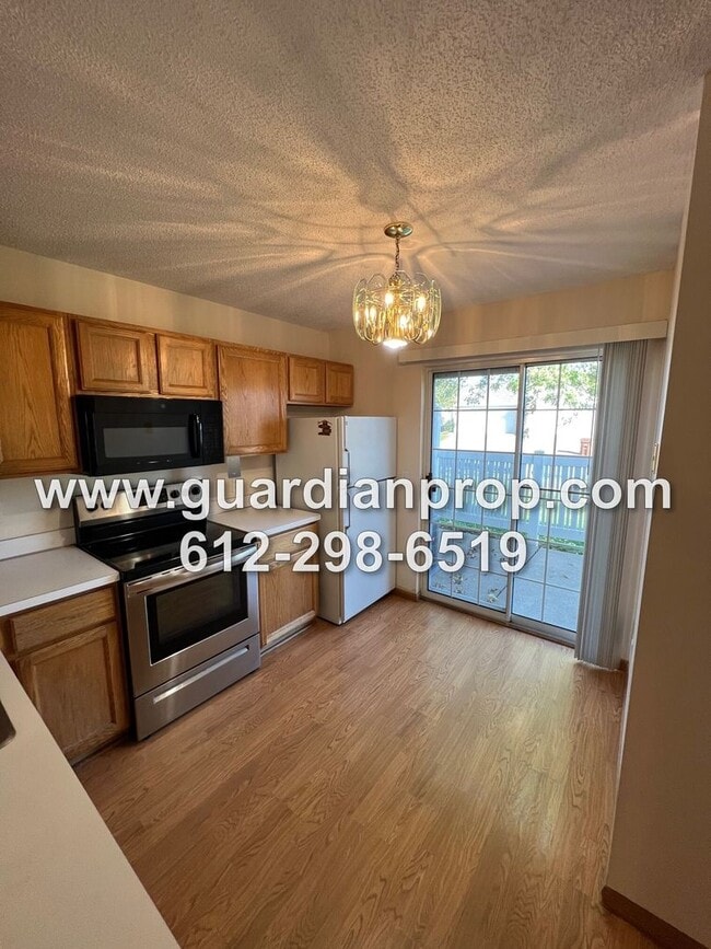 Building Photo - End Unit Townhouse Available October 1st, ...