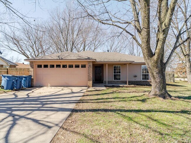 Primary Photo - 3 McIntosh Ln