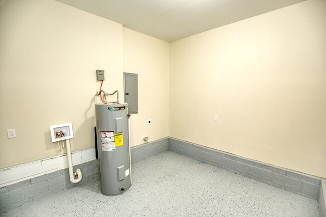 Building Photo - Great Location in Williamsburg!