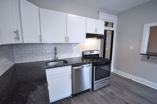 Building Photo - 131 W 8th Ave