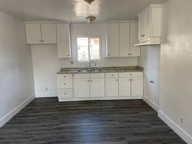 Building Photo - 947 E 106th St