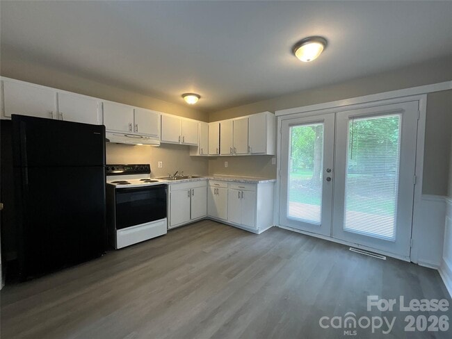Building Photo - 4928 Malibu Dr